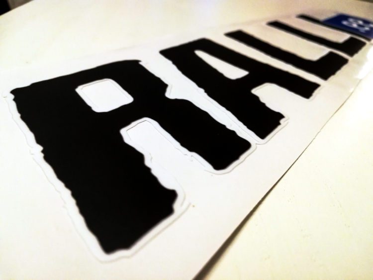 Ralli.ee must autokleebis