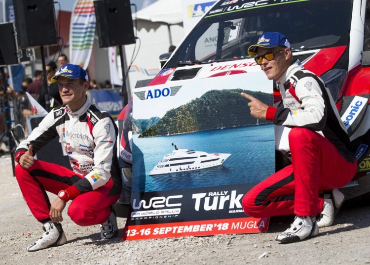 Ott Tänak ja Martin Järveoja 2018 aasta Türgi ralli auhinnaga Foto: Toyota Gazoo Racing WRC