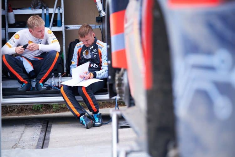 Neuville lõpetas avapäeva Belgia ralli liidrina, Tänak kõigest 2,5 sekundi kaugusel