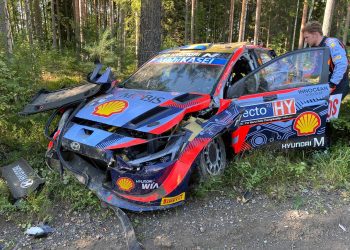 Vaata kuidas Oliver Solberg oma Hyundai avakatsel üle katuse keeras – VIDEO