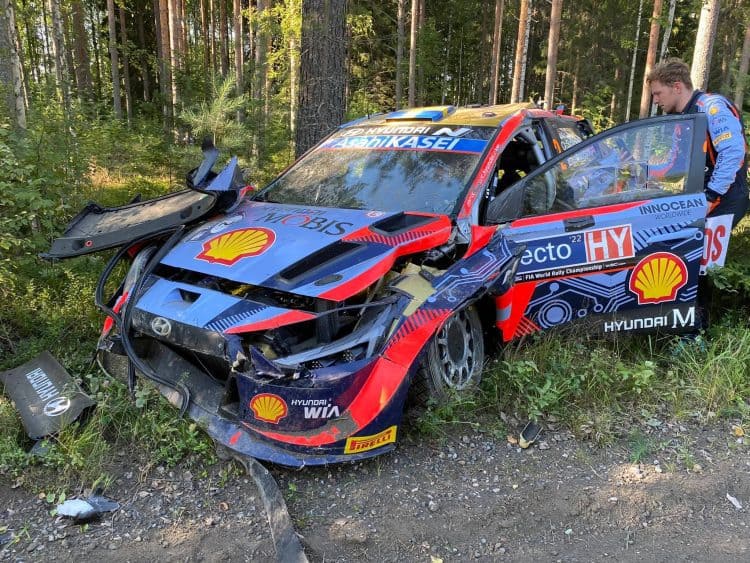 Vaata kuidas Oliver Solberg oma Hyundai avakatsel üle katuse keeras – VIDEO