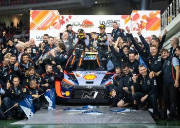 Hyundai meeskond Jaapani ralli võitu tähistamas