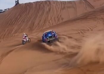Eesti ekipaaž põrkas Dakaril kokku mootorrattaga! – VIDEO