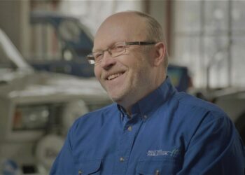 Ivar Raidam intervjuud andmas filmile
