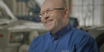 Ivar Raidam intervjuud andmas filmile