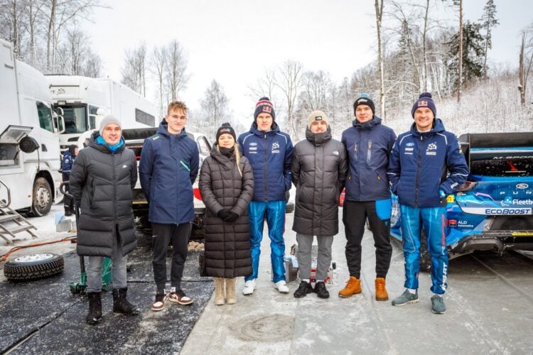 Vasakult: Kuldar Sikk, Martin Leotoots, Evelin Mitendorf, Ott Tänak, Hendrik Kraav, Taavi Lassmann ja Martin Järveoja. Foto:d Pille Russi
