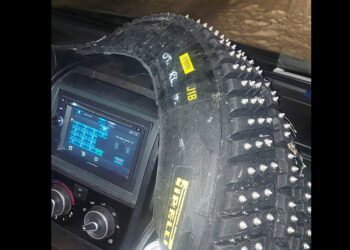 PILTUUDIS: Rallifännid korjasid metsast üles Tänaku katsevõidu rikkunud rehvi