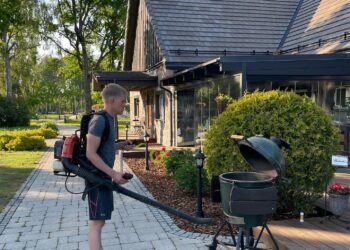 Ott Tänak jagas lõbusat pilti kuidas grillile “hoogu juurde” saab puhuda!