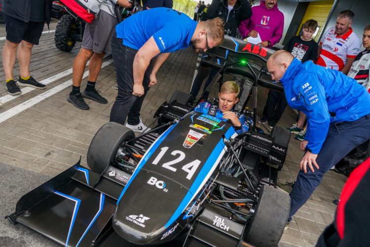 FOTOGALERII: Ott Tänak käis legendaarset Eesti tudengivormelit proovimas!