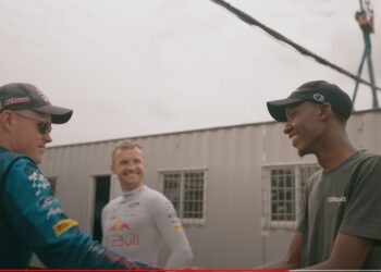 Ott Tänak kohtumas oma suurima fänniga Keenias. Kuvatõmmis videost