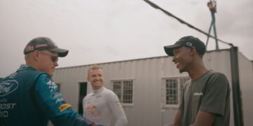 Ott Tänak kohtumas oma suurima fänniga Keenias. Kuvatõmmis videost