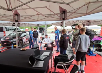 Järveoja ja Tänak Virvesele laulmas — FOTO: Kuvatõmmis videost