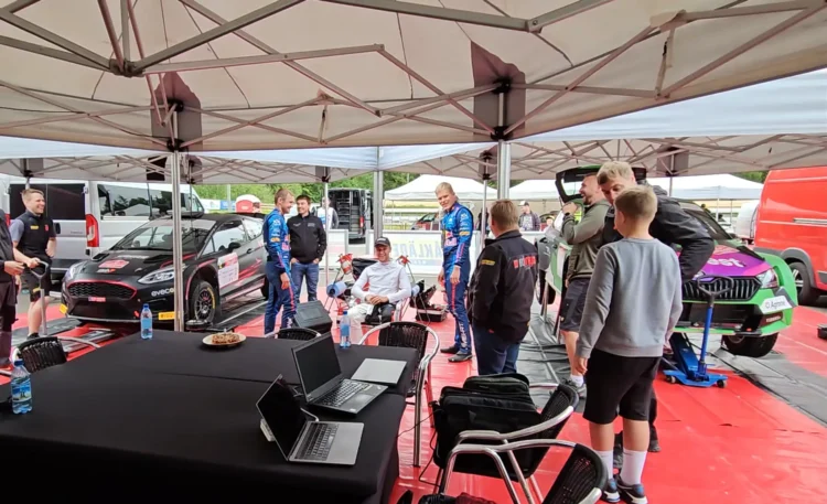 Järveoja ja Tänak Virvesele laulmas — FOTO: Kuvatõmmis videost