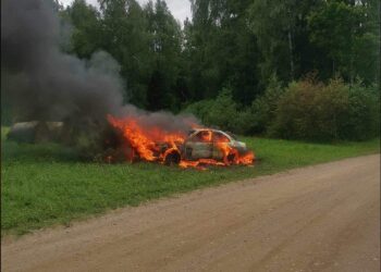 PILDID: Rally Estonia neljandal katsel põles maani maha meie lõunanaabrite võistlusauto!