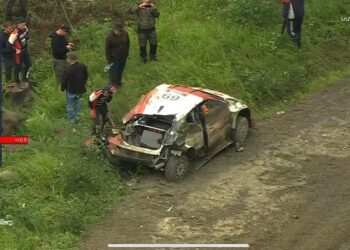 VIDEO: Kalle Rovanperä keeras liidrikohalt auto üle katuse ja katkestas ralli!
