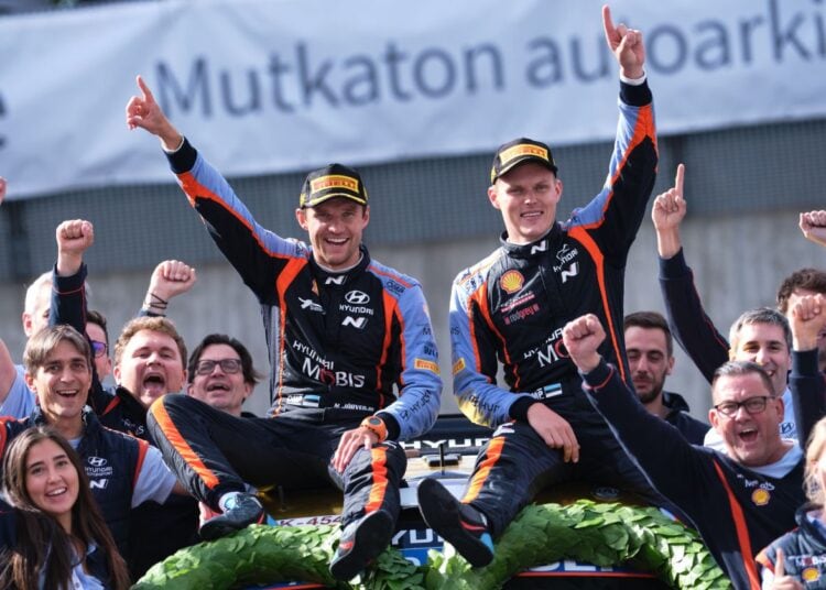 Ott Tänak ja Martin Järveoja Soome MM-ralli 2022 võitu tähistamas Foto: Hyundai Motorsport