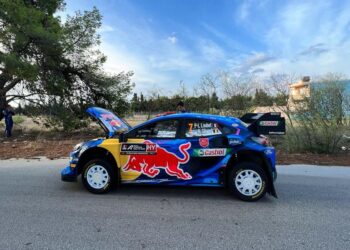 Pierre-Louis Loubeti võistlusmasin reede hommikul teeääres seismas. Foto: x @DirtFishRally