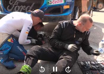 Tänak koos mehaanikutega Ford Pumat remontimas