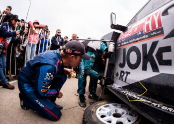 Ott Tänak Alberto Hellerile nõu andmas, Foto: M-Sport