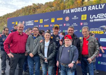 Neuville koos võidukarikad loonud meeskonnaga . Foto: caritas-passau.de