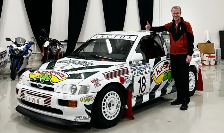 Harri Rovanperäl oma kingitusega Foto: KMB Motorsport/Kalle Rovanperä