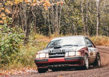 Neil Thomas Carlinschauer oma Ford Mustang SVOga. Foto: americanrallyassociation.org