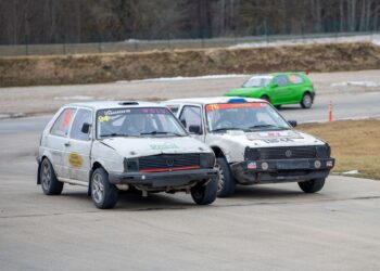 Fredi Veeväli (vasakpoolne auto) oli esiveoliste klassi kolmas ja superfinaali võitja. Fotod: Ave Pärn