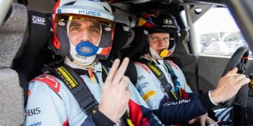 Ott Tänak ja Cyril Abiteboul,, Keenia ralli 2024, Foto: Dufour Fabien/ Hyundai Motorsport GmbH