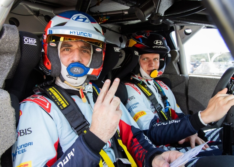 Ott Tänak ja Cyril Abiteboul,, Keenia ralli 2024, Foto: Dufour Fabien/ Hyundai Motorsport GmbH