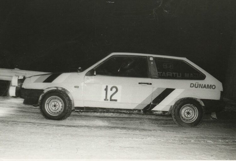 Aavo Pikkuus / Lehar Linno 1989. aasta Vastlarallil sini-must-valge disainiga autoga. Foto: Indrek Tuuri erakogu