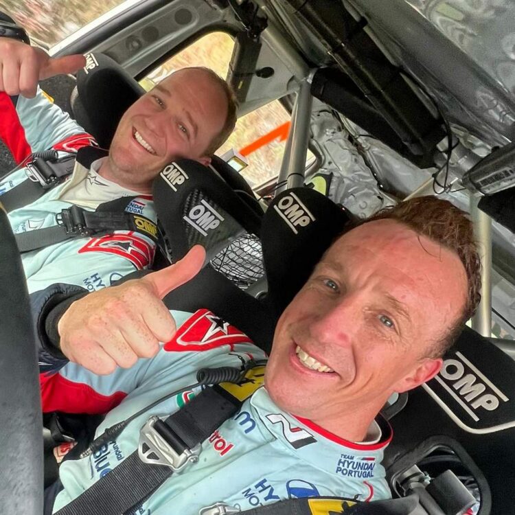 Kris Meeke võttis Portugalis ülekaaluka võidu – tiimikaaslane tegi tõsise avarii