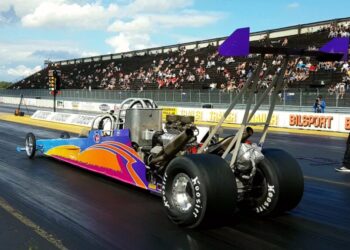 Kahekohalise dragsteriga saavad kiirendusspordi sõbrad nii vahetu elamuse kui üldse võimalik. Foto: Dubbeldragster FB