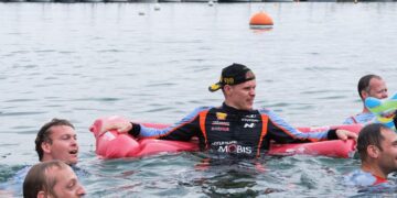 Ott Tänak 2022 Sardiinia võitu tähistamas. Foto: Romain Thuillier /Hyundai Motorsport GmbH