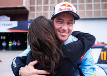 Thierry Neuville Portugali rallil õnnitlusi vastu võtmas, Foto: Vincent Thuillier / Hyundai Motorsport GmbH