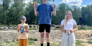 Noorte esiveoliste klassi esikolmik: võitja Ralf Puusepp, teine Kenner Märtin ja kolmas Laura Alissa Juhkam. Foto: korraldaja