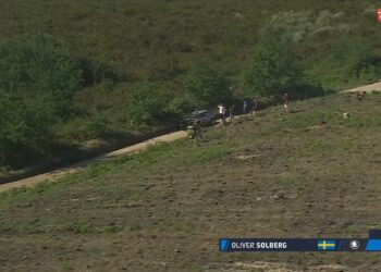 VIDEO: Rovanperäga praktiliselt samas kohas keeras oma auto üle katuse ka WRC2 klassi liider Oliver Solberg