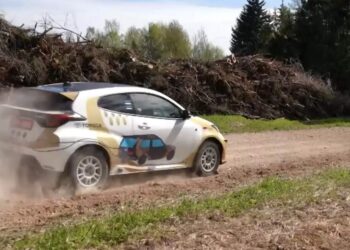 Lõbus video: Esimest korda ralliauto roolis olnud TV3 reporter sõitis koos Urmo Aavaga teelt välja