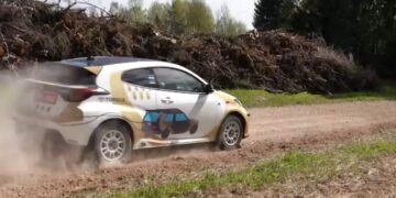 Lõbus video: Esimest korda ralliauto roolis olnud TV3 reporter sõitis koos Urmo Aavaga teelt välja