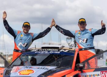 Ott Tänak ja Martin Järveoja Sardiinia 2024 võitu tähistamas, Foto: Dufour Fabien / Hyundai Motorsport GmbH