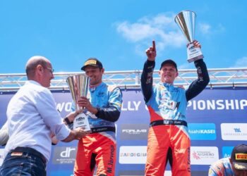 Ott Tanak ja Martin Jarveoja, Sardiinia 2024 poodium. Foto: Vincent Thuillier / Hyundai Motorsport GmbH