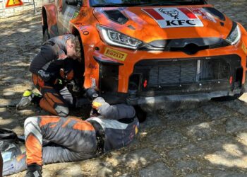 Georg Linnamäe ja James Morgan autot remontimas. Foto: Sander Kütt