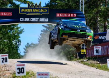 Oliver Solberg lendamas mullusel Skandinaavia rallil. Foto: Red Bull Content Pool