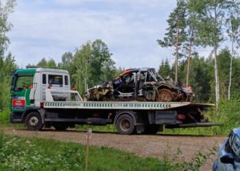 Ott Täanku ja Martin järveoja Hyundai peale õnnetust. Foto: Valdar Saarepuu
