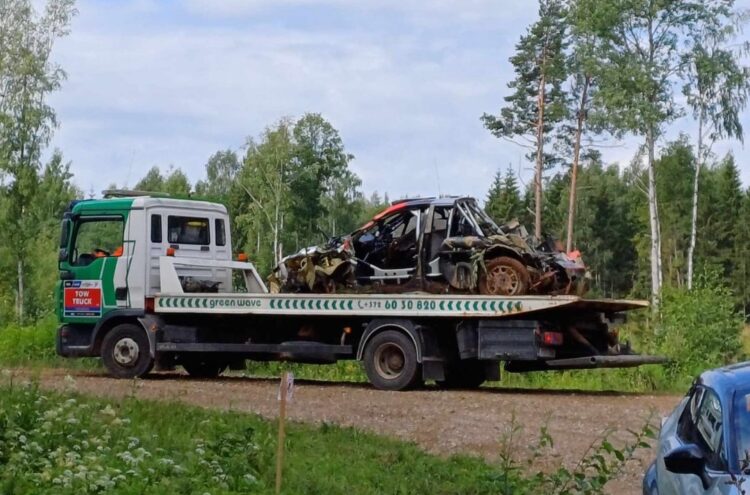 Ott Täanku ja Martin järveoja Hyundai peale õnnetust. Foto: Valdar Saarepuu