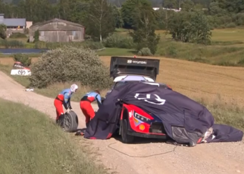 Ei või olla! Reklaam vajus Tänaku autole ette ja katse peatati!