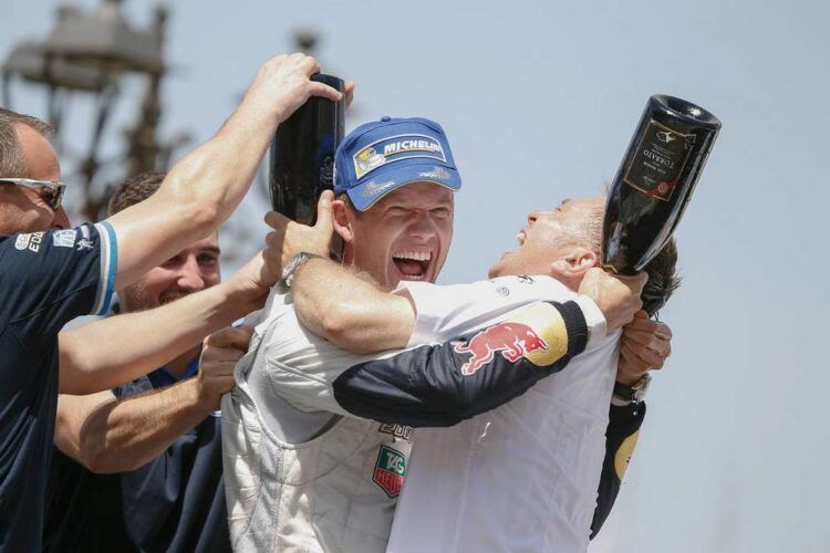 Sebastien Ogier ja Jost Capito Sardinia 2014 võitu tähistamas, Foto: Volkswagen Motorsport / Red Bull Content Pool