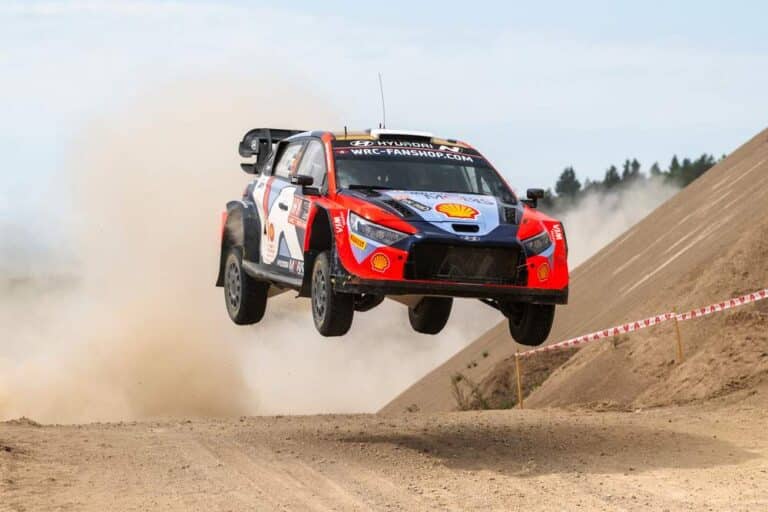 MM-arvestuses teiseks tõusnud Ott Tänakule ja Martin Järveojale esimeselt Läti MM-rallilt poodiumikoht