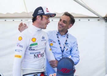 Cyril Abiteboul ja Thierry Neuville, Foto: Austral / Hyundai Motorsport GmbH