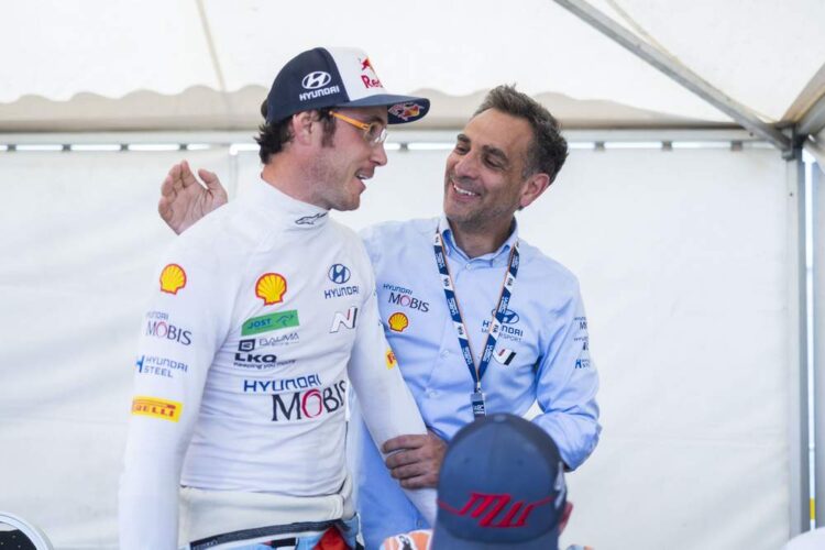 Cyril Abiteboul ja Thierry Neuville, Foto: Austral / Hyundai Motorsport GmbH