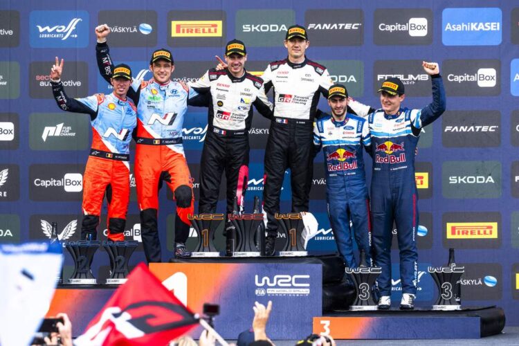 Sebastien Ogier ja Vincent Landais, Thierry Neuville ja Martijn Wydaeghe, Adrien Fourmaux ja Alexandre CoriaSoome ralli 2024 poodium, Foto: Jaanus Ree / Red Bull Content Pool